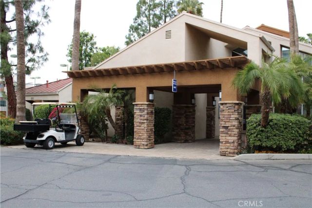 21520 Burbank 211, Woodland Hills, CA 91367