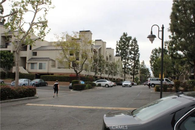 21520 Burbank 211, Woodland Hills, CA 91367