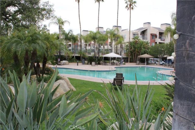 21520 Burbank 211, Woodland Hills, CA 91367
