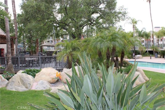 21520 Burbank 211, Woodland Hills, CA 91367