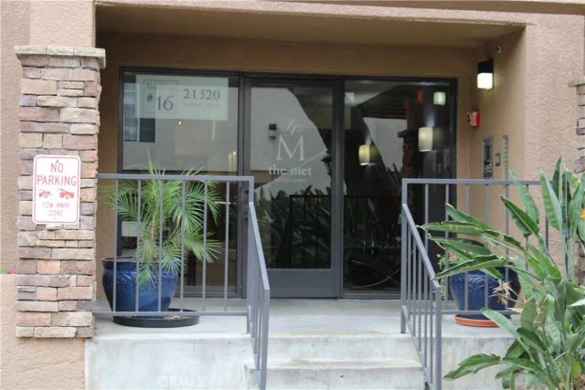 21520 Burbank 211, Woodland Hills, CA 91367