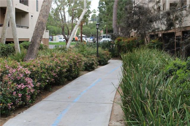 21520 Burbank 211, Woodland Hills, CA 91367