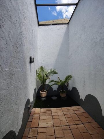 5201 SW 31st Ave 102, Dania Beach, FL 33312