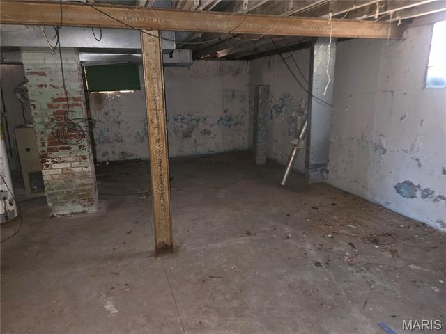 8834 Tyrell Drive, St Louis, MO 63136