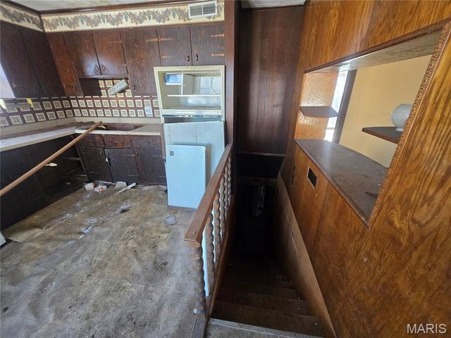 8834 Tyrell Drive, St Louis, MO 63136