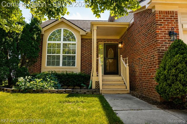 6473 Lake Meadow Drive, Waterford Charter Township, MI 48327