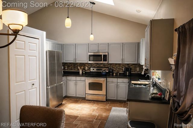 6473 Lake Meadow Drive, Waterford Charter Township, MI 48327