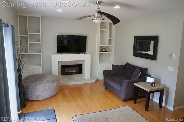 6473 Lake Meadow Drive, Waterford Charter Township, MI 48327