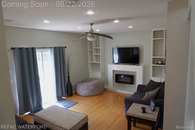 6473 Lake Meadow Drive, Waterford Charter Township, MI 48327