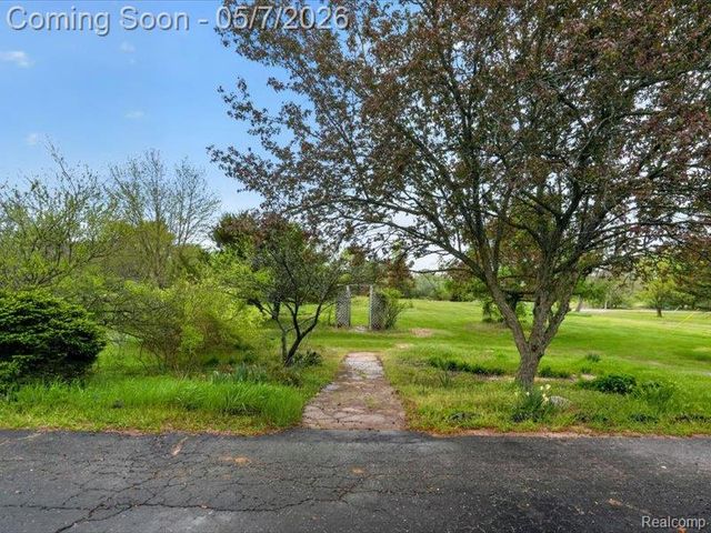 5081 Vines Road, Howell, MI 48843