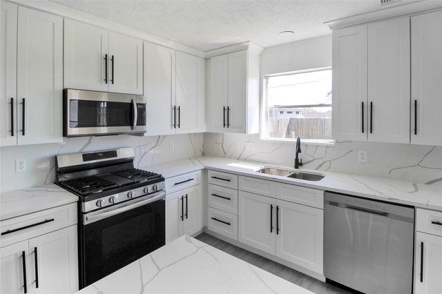 511 Chaseway Drive, Missouri City, TX 77489