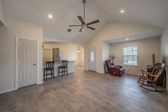 906 N Wilhite Street, Cleburne, TX 76031