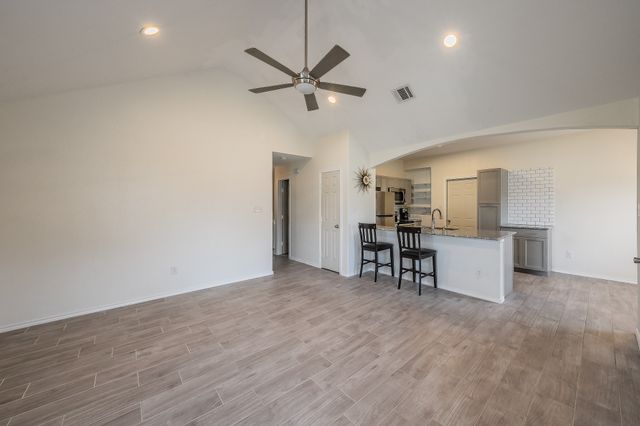 906 N Wilhite Street, Cleburne, TX 76031