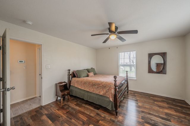 906 N Wilhite Street, Cleburne, TX 76031