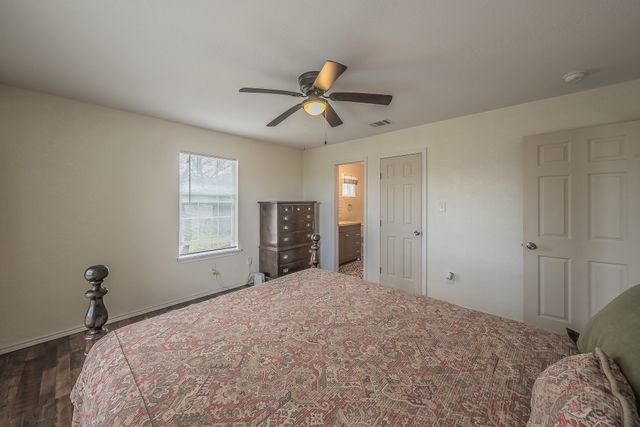 906 N Wilhite Street, Cleburne, TX 76031