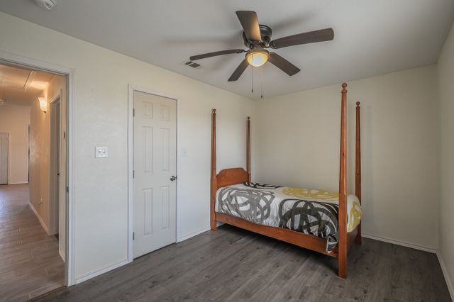 906 N Wilhite Street, Cleburne, TX 76031