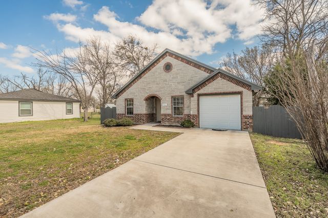 906 N Wilhite Street, Cleburne, TX 76031