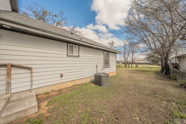 906 N Wilhite Street, Cleburne, TX 76031