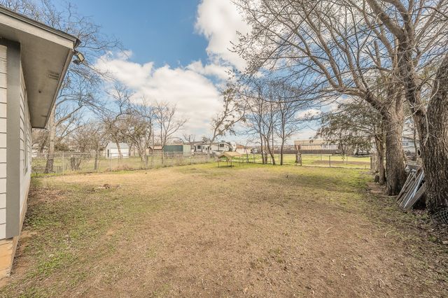 906 N Wilhite Street, Cleburne, TX 76031