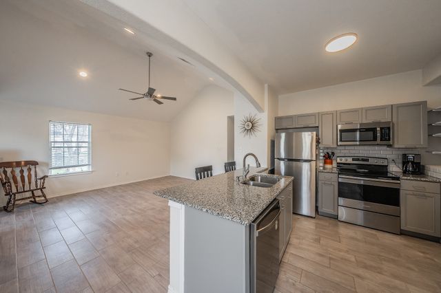 906 N Wilhite Street, Cleburne, TX 76031