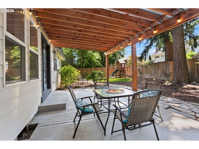 16550 Sw PENINSULA Ct, Beaverton, OR 97006