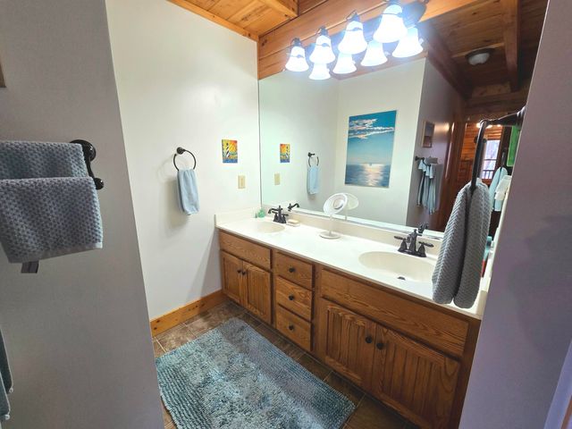 300 Crawford DR, Moneta, VA 24121