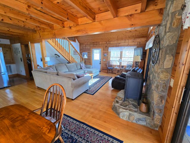 300 Crawford DR, Moneta, VA 24121