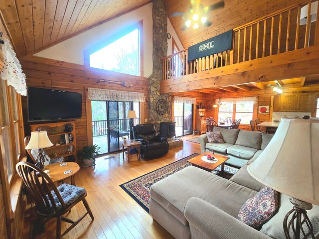 300 Crawford DR, Moneta, VA 24121