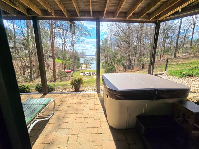 300 Crawford DR, Moneta, VA 24121