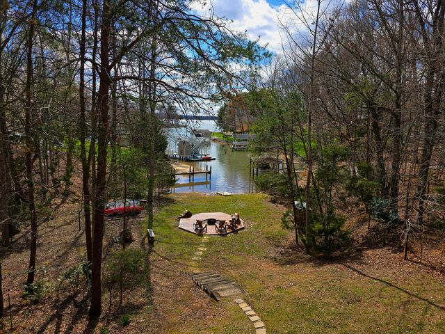 300 Crawford DR, Moneta, VA 24121