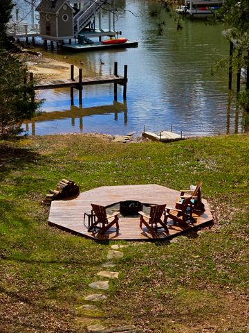 300 Crawford DR, Moneta, VA 24121