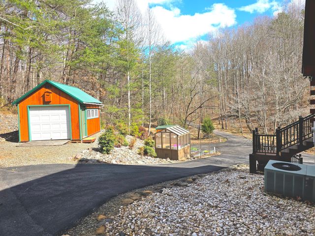 300 Crawford DR, Moneta, VA 24121