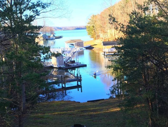 300 Crawford DR, Moneta, VA 24121