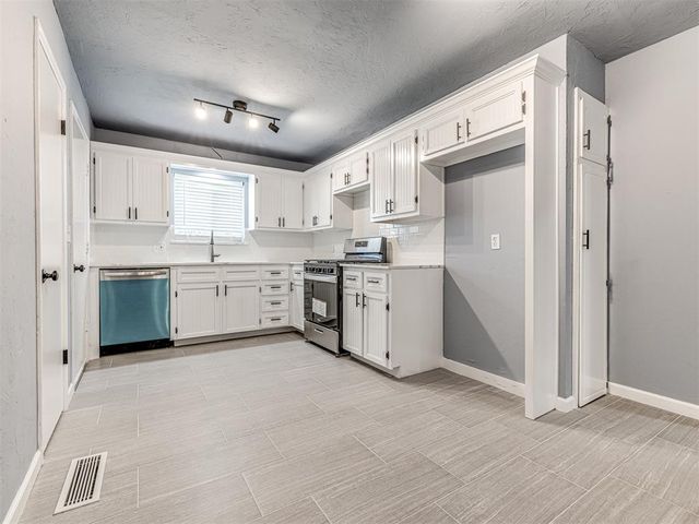 14008 Gateway Drive, Edmond, OK 73013