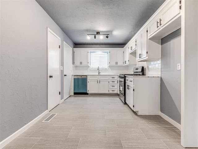 14008 Gateway Drive, Edmond, OK 73013