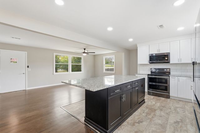 558 Walton Ferry Rd, Hendersonville, TN 37075