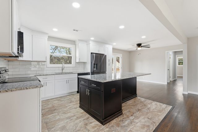 558 Walton Ferry Rd, Hendersonville, TN 37075