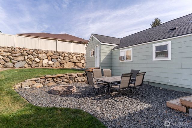 251 Rimrock Way, East Wenatchee, WA 98802