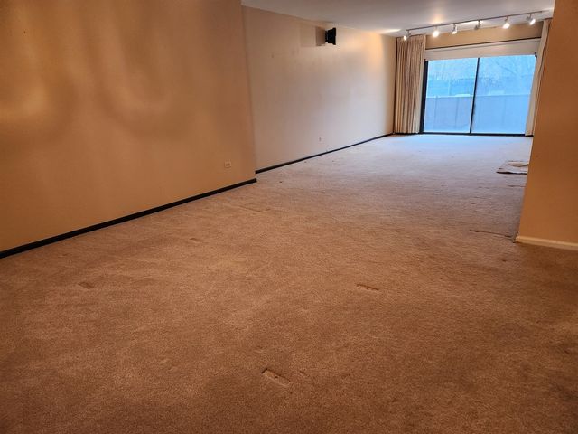 9242 Gross Point Road 107, Skokie, IL 60077