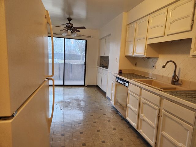 9242 Gross Point Road 107, Skokie, IL 60077