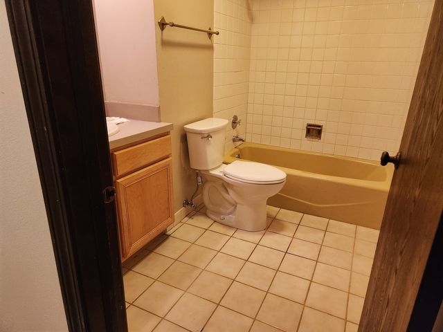 9242 Gross Point Road 107, Skokie, IL 60077