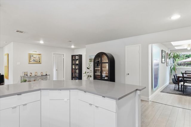 306 W Northgate Drive, Irving, TX 75062
