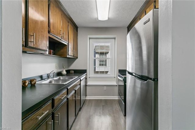 201 Crestwood CT, Yorktown, VA 23692