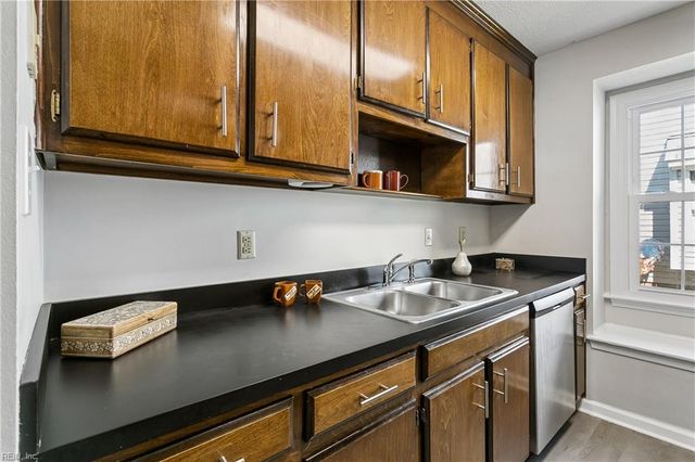 201 Crestwood CT, Yorktown, VA 23692