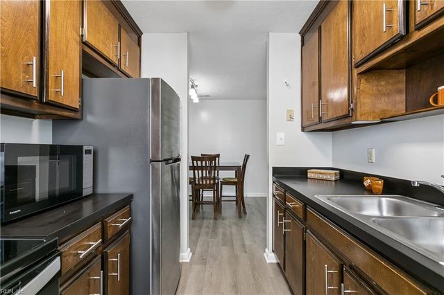 201 Crestwood CT, Yorktown, VA 23692