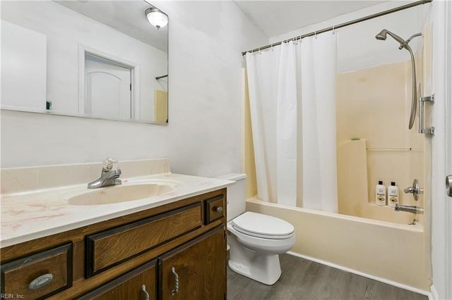 201 Crestwood CT, Yorktown, VA 23692