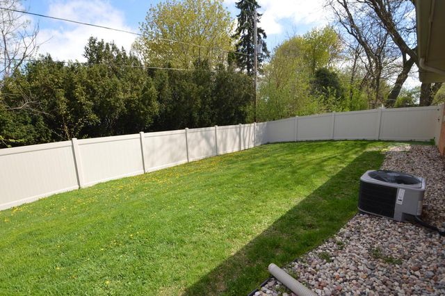 2132 Rambling Rose ROAD, Waukesha, WI 53186