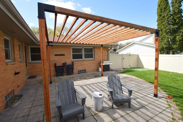 2132 Rambling Rose ROAD, Waukesha, WI 53186