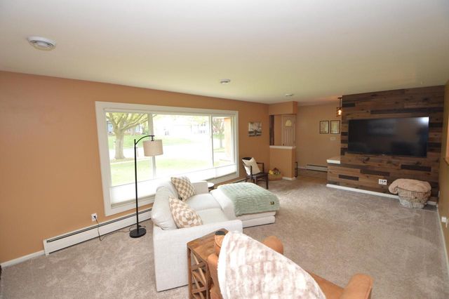 2132 Rambling Rose ROAD, Waukesha, WI 53186