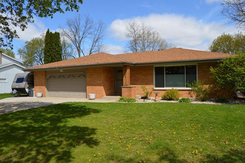 2132 Rambling Rose ROAD, Waukesha, WI 53186